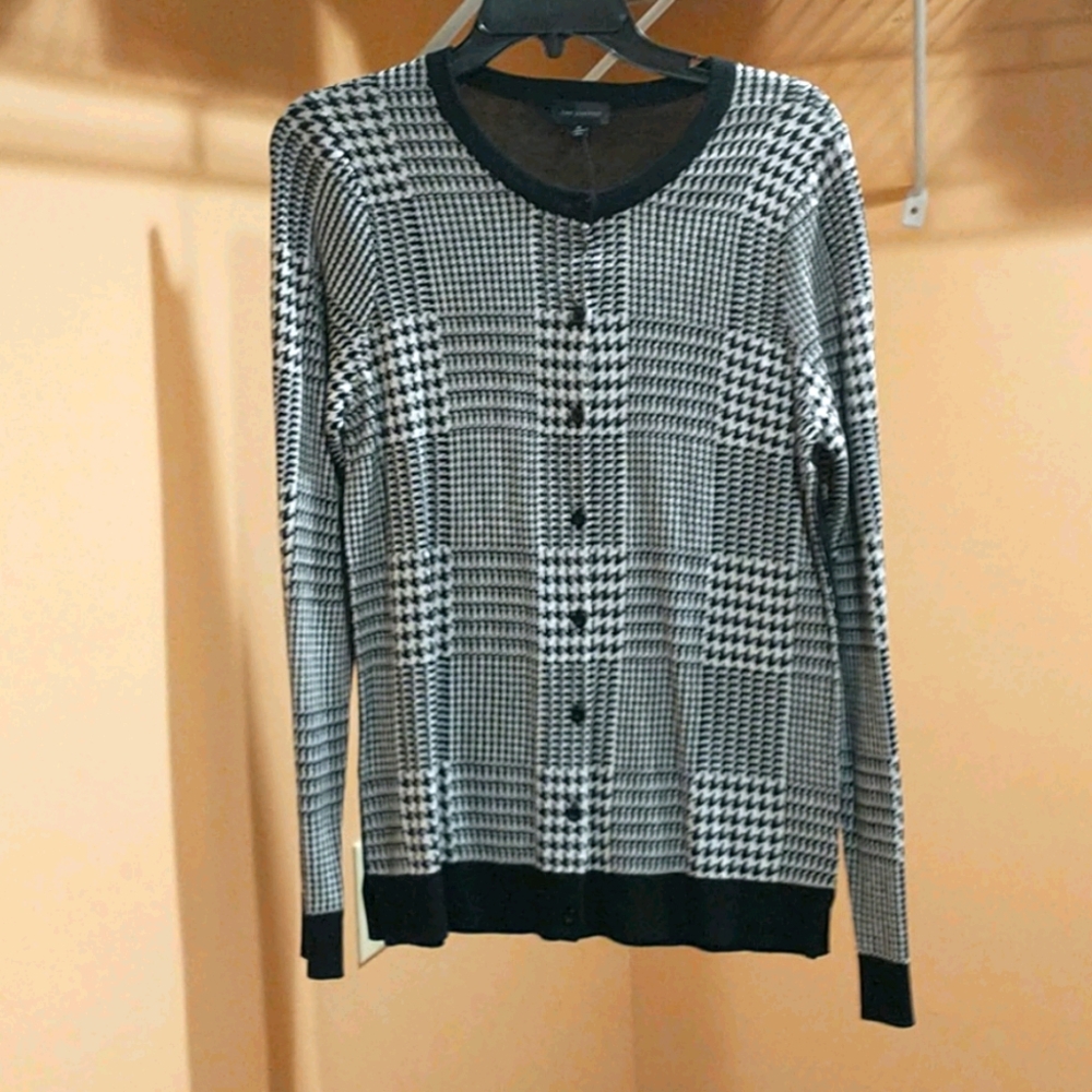 Light Weight long sleeved button down Sweater Med
